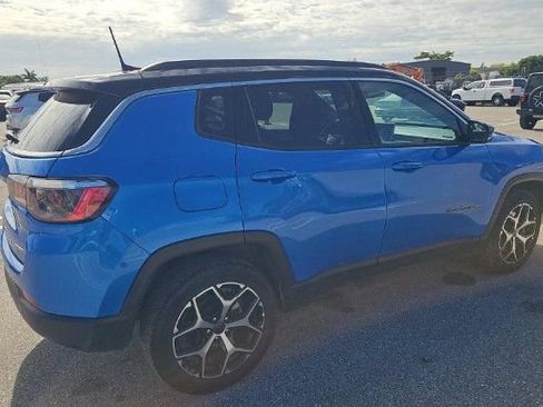 Used 2025 Jeep Compass Limited AWD/4WD image 3