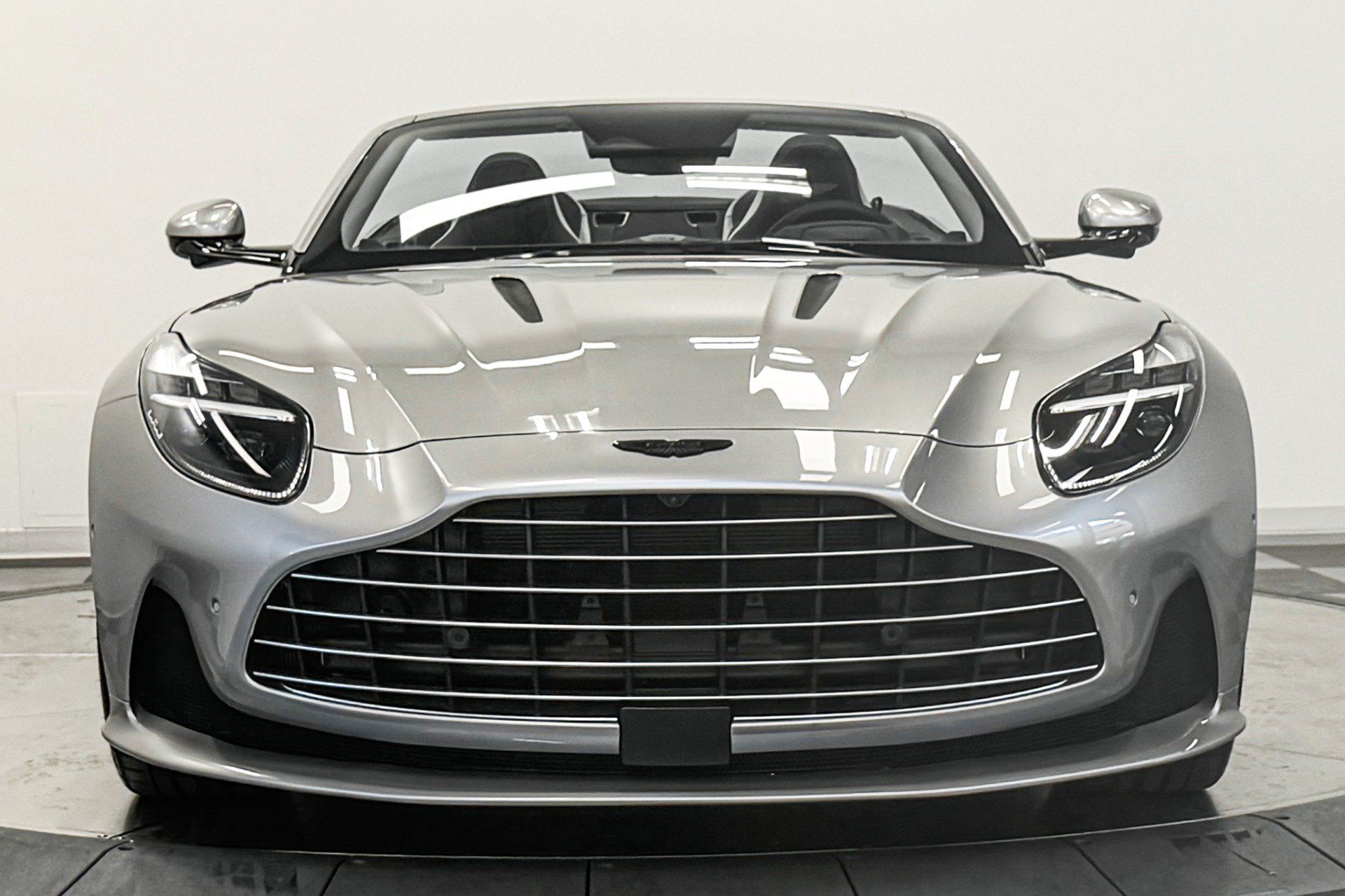 Used 2025 Aston Martin DB12 Convertible RWD image 4