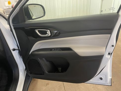 Used 2024 Jeep Compass Limited image 34