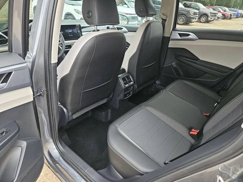 Used 2025 Volkswagen Taos SE AWD/4WD image 27