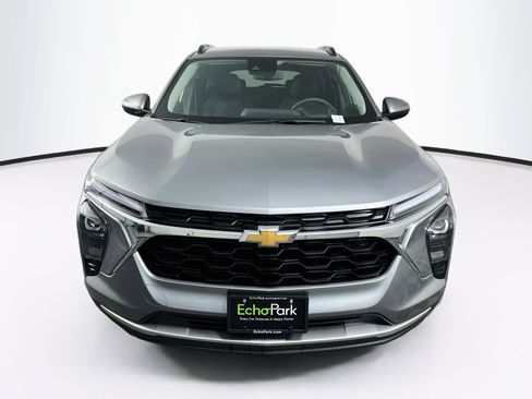 Used 2025 Chevrolet Trax LT FWD image 2