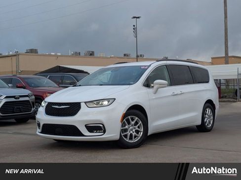 Used 2022 Chrysler Pacifica Touring-L image 1