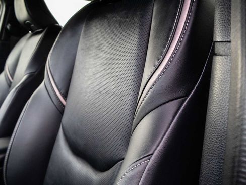 Used 2025 Toyota Prius XLE FWD image 18
