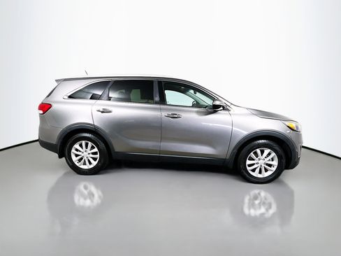Used 2017 Kia Sorento LX image 3