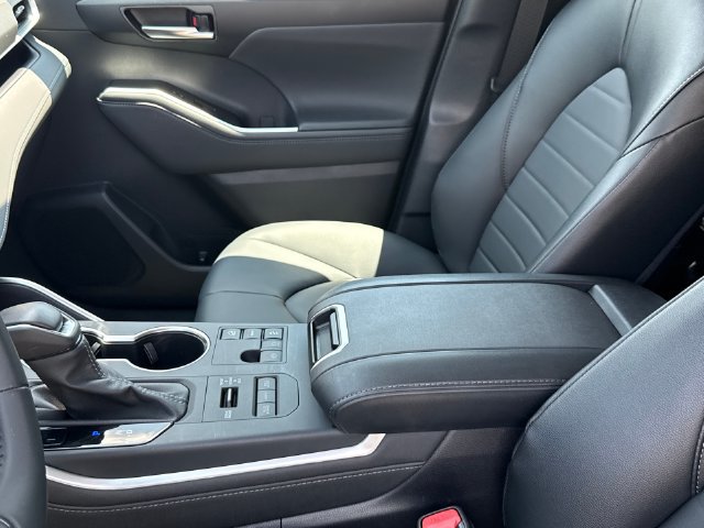 Used 2026 Toyota Highlander XLE AWD/4WD image 12