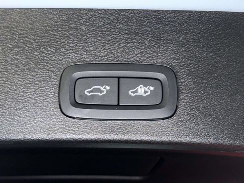 Used 2025 Volvo XC40 B5 Plus AWD/4WD image 18