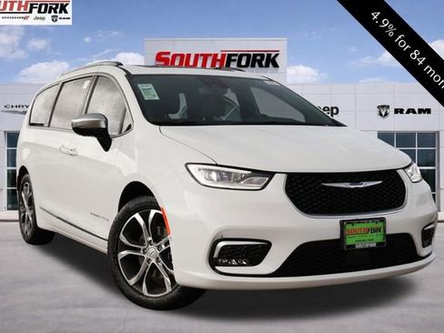 New 2026 Chrysler Pacifica Pinnacle image 1