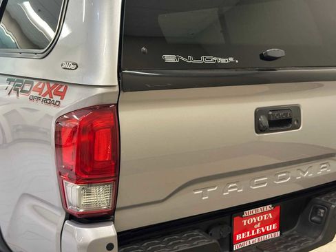 Used 2016 Toyota Tacoma TRD Off-Road AWD/4WD image 7