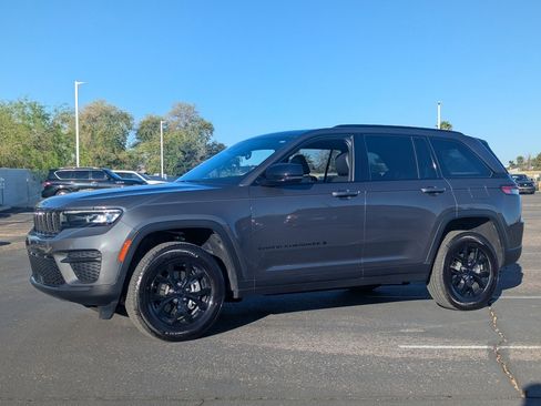 Used 2025 Jeep Grand Cherokee Altitude image 2