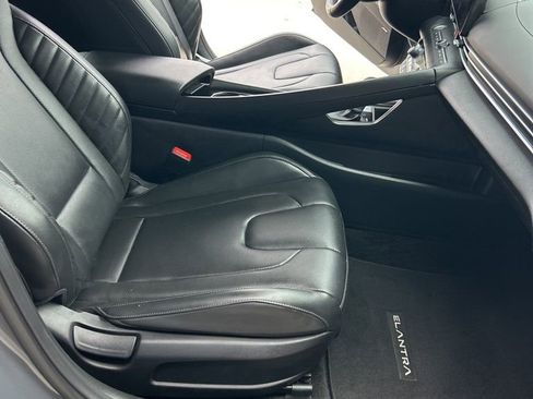 Certified 2025 Hyundai Elantra Limited FWD image 16