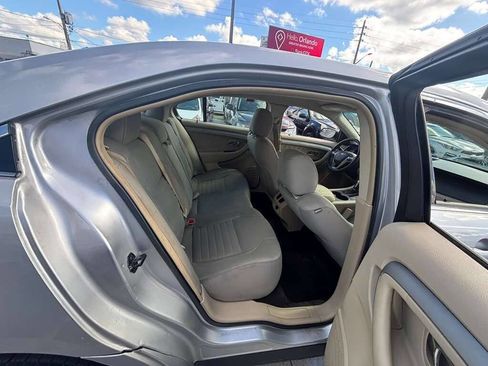 Used 2017 Ford Taurus SE FWD image 5