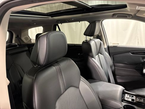 Used 2025 Honda Pilot Touring image 16