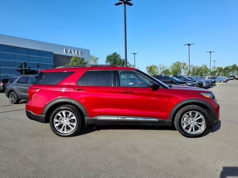 Used 2021 Ford Explorer XLT w/ Equipment Group 202A AWD/4WD image 2