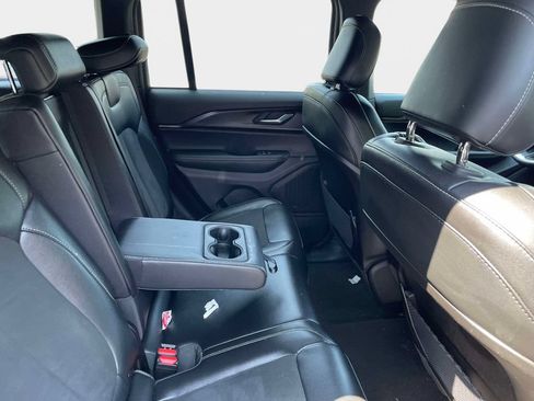 Used 2025 Jeep Grand Cherokee Altitude AWD/4WD image 12
