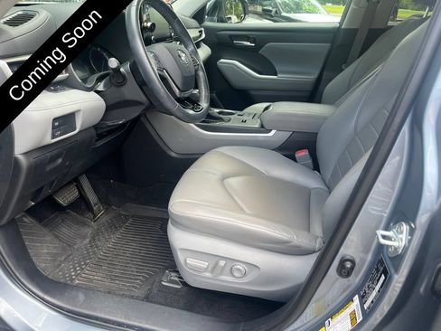 Used 2021 Toyota Highlander XLE AWD/4WD image 9