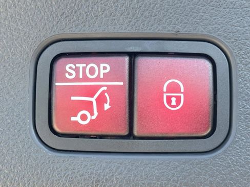 Used 2025 Mercedes-Benz GLC 300 4MATIC image 11