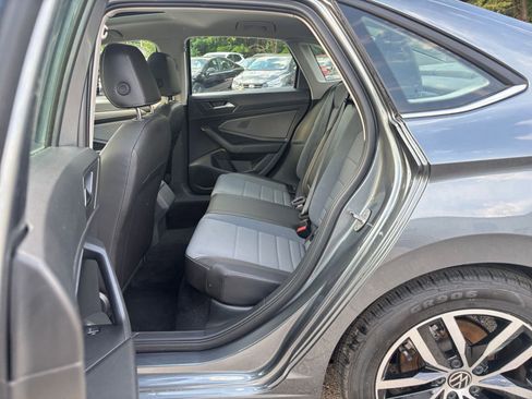 Used 2025 Volkswagen Jetta SE FWD image 24