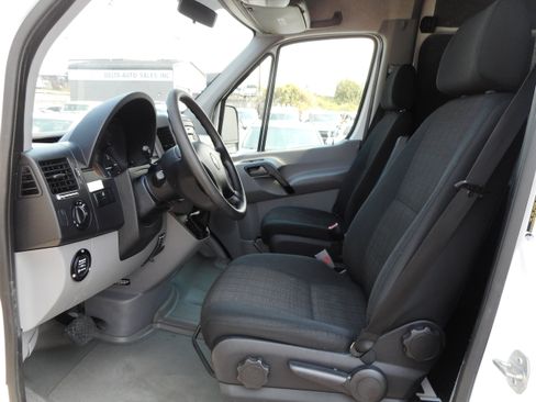 Used 2014 Freightliner Sprinter 2500 RWD image 10