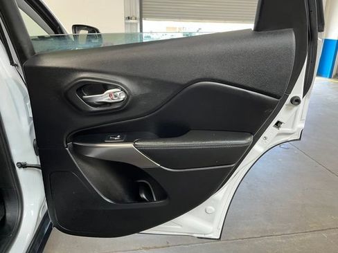 Used 2019 Jeep Cherokee Latitude w/ Popular Appearance Group FWD image 15