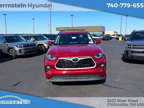 Used 2021 Toyota Highlander XLE AWD/4WD image 2