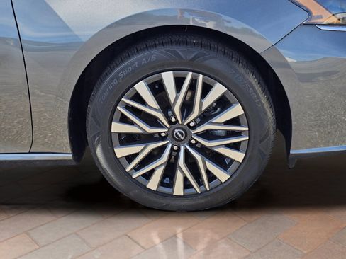 Used 2024 Nissan Altima 2.5 SV FWD image 6