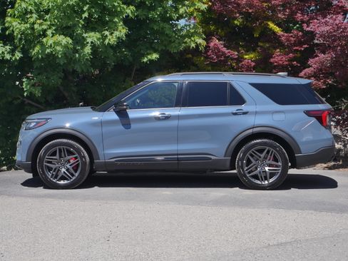 Certified 2025 Ford Explorer ST-Line w/ Premium Package AWD/4WD image 18