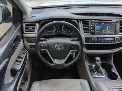 Used 2018 Toyota Highlander Plus FWD image 16