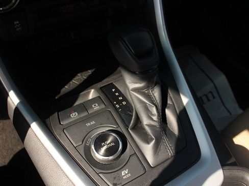 Used 2021 Toyota RAV4 LE AWD/4WD image 29