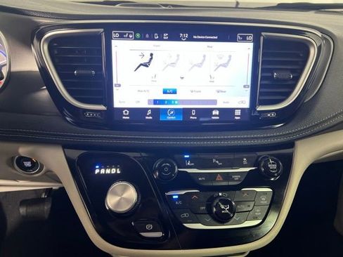 Certified 2023 Chrysler Pacifica Touring-L FWD image 19