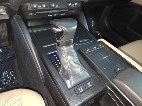 Used 2020 Lexus ES 300h w/ Premium Package FWD image 32
