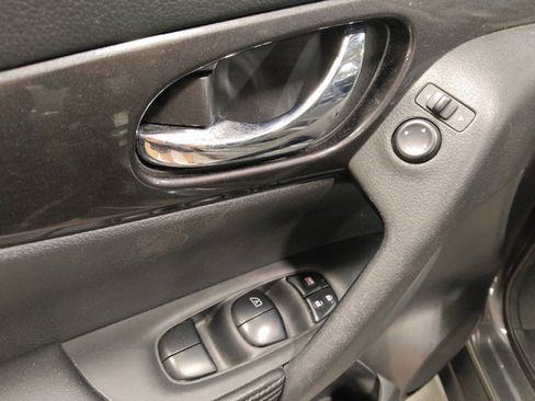 Used 2019 Nissan Rogue SV image 27