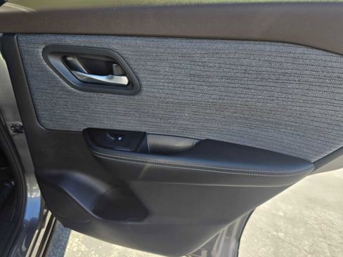 Used 2023 Nissan Rogue SV image 14