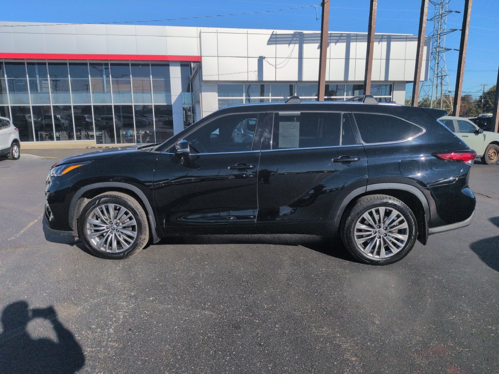 Used 2022 Toyota Highlander Platinum AWD/4WD image 2