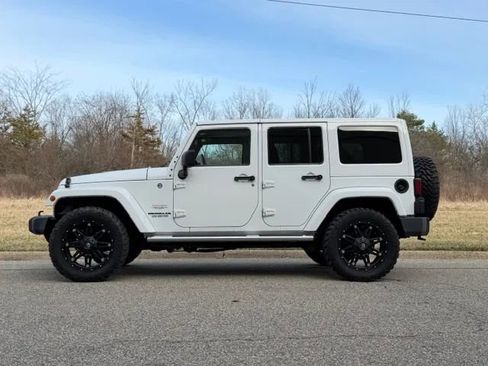 Used 2013 Jeep Wrangler Unlimited Sahara w/ Dual Top Group AWD/4WD image 9