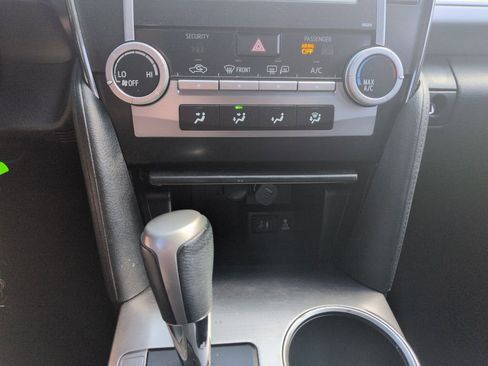 Used 2014 Toyota Camry SE image 19