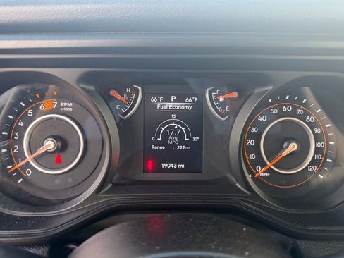 Used 2025 Jeep Wrangler Willys image 14