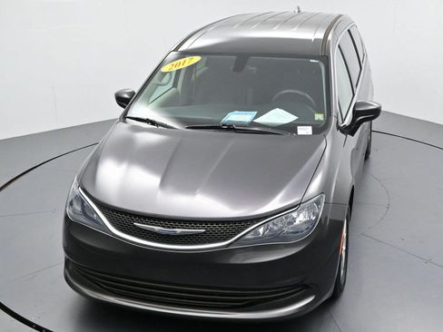 Used 2017 Chrysler Pacifica Touring FWD image 44