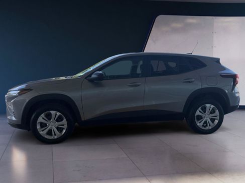 Used 2025 Chevrolet Trax LS w/ Driver Confidence Package FWD image 2