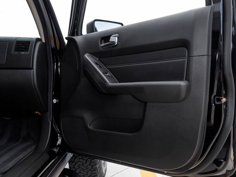 Used 2010 HUMMER H3T Adventure image 37