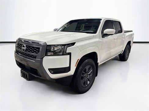 Used 2025 Nissan Frontier SV image 3