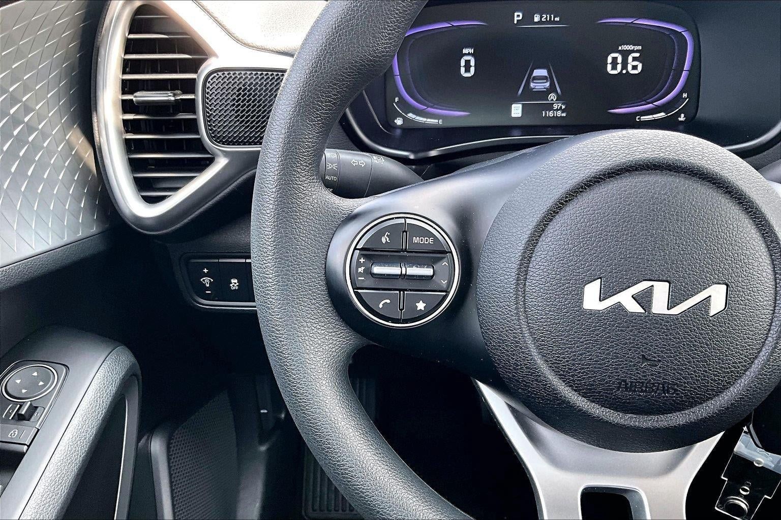 Used 2025 Kia Soul LX w/ LX Technology Package FWD image 11