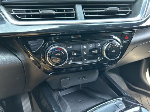 Used 2024 Chevrolet Trax RS w/ Sunroof Package FWD image 23