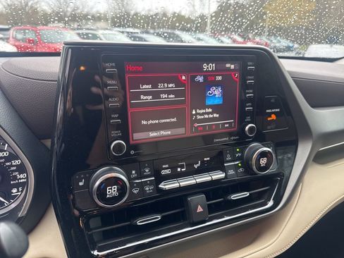 Used 2022 Toyota Highlander XLE image 3