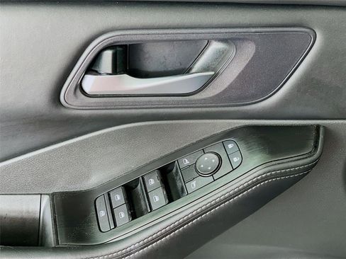 Used 2025 Nissan Rogue SV image 20