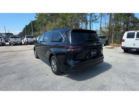 Used 2025 Toyota Sienna XLE image 7