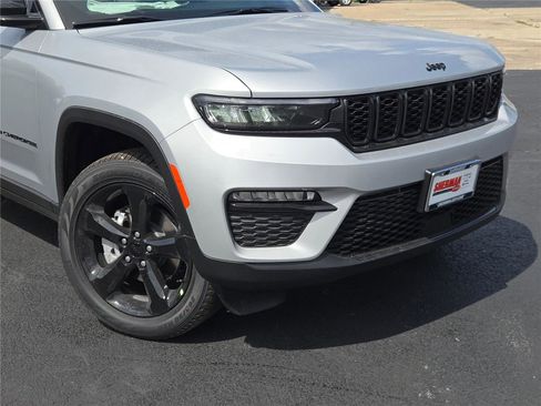 New 2025 Jeep Grand Cherokee Limited w/ Black Appearance Package image 2