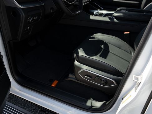 New 2026 Jeep Grand Wagoneer Limited AWD/4WD image 33