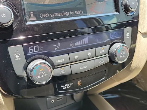 Used 2018 Nissan Rogue SV w/ Premium Package FWD image 27