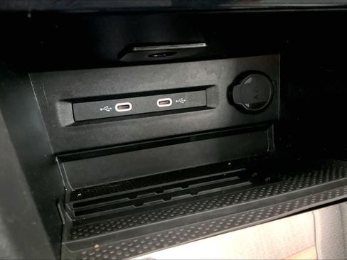 Used 2025 Volkswagen Taos SE image 34