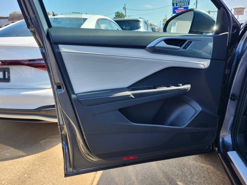 New 2025 Volkswagen Taos SEL image 9